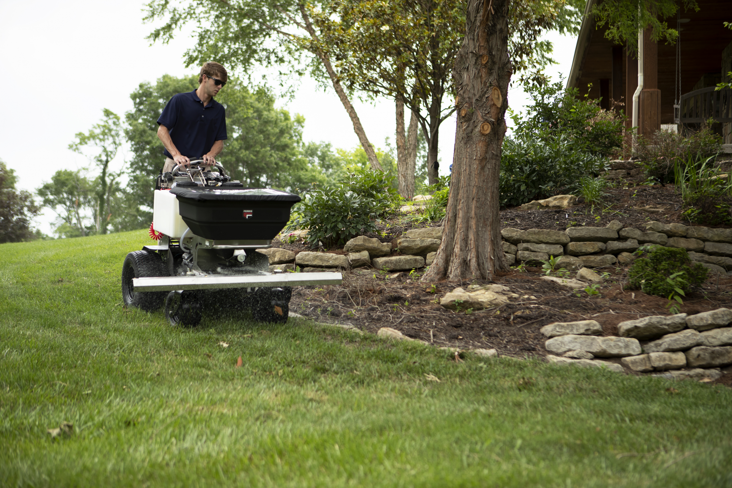 Ferris Venture XC™ FS3200 Ride-On Zero Turn Spreader/Sprayer